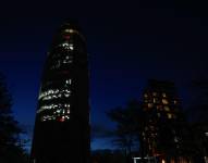 Las luces vuelven a iluminar los edificios de Barcelona, tras el apagón eléctrico que ha afectado este lunes a España y que ha dejado sin servicio el metro, el tranvía y todas las líneas de ferrocarril en Barcelona, y sin red de teléfonos móviles ni internet.