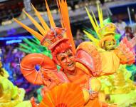 Integrantes de la escuela de samba Académicos de Salgueiro desfilan en la Avenida Marquês de Sapucaí del Sambódromo, durante el Carnaval de Río de Janeiro.