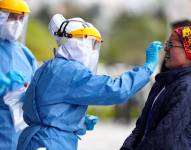 Una persona se somete a una prueba para detectar la covid-19 en Quito (Ecuador). Fotografía de archivo. EFE/José Jácome
