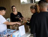 Residentes de Houston reciben bolsas de almuerzo gratuitas de manos del propietario del negocio.