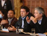 Imagen del 18 de junio. El presidente Guillermo Lasso y el ministro de Gobierno, Francisco Jiménez, reunidos con representantes de organizaciones sociales del sur de Quito.
