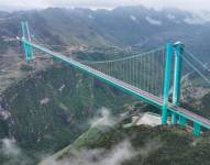 El puente de Huajiang es el más alto del mundo. Este puente se abrió para el tráfico el 28 de septiembre tras 3 años de trabajos.