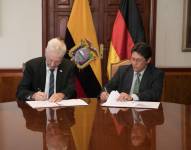 Momento en el que las autoridades de Alemania y Ecuador suscriben el acuerdo.