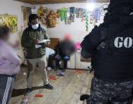 Agentes de la Brigada Anticriminal y Dinapen intervinieron varias casas en el sector de La Colmena Alta, sur de Quito. Fiscalía Ecuador