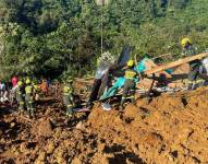 Rescatistas y policías trabajan en la recuperación de cuerpos.