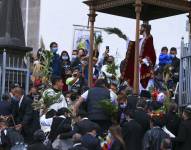 Quito.- Miles de fieles portando sus adornos de ramos se concentraron en las calles del centro de Quito.