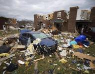 Varias casas y automóviles dañados entre los escombros que dejó el paso de un tornado en Bowling Green, Kentucky.