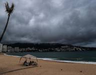 Fotografía de una playa cubierta de nubes grises en el balneario de Acapulco, estado de Guerrero, México.