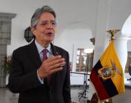 El presidente de Ecuador, Guillermo Lasso, saluda durante una entrevista con Efe hoy, en Quito (Ecuador). EFE/ José Jácome