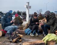En estos momentos hay colas de decenas de kilómetros en las fronteras occidentales de Ucrania. EFE