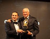 El VI marqués de Lises, Luis Felipe Fernández-Salvador y Campodónico, entrega el galardón TEON al presidente de Barnes International,Thibault de Saint Vincent, en la gala celebrada en el Emirates Palace, con presencia de casas reales, jefes de Estado, representantes de fondos soberanos y empresarios.