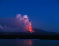 Fotografía de la erupción del volcán La Cumbre en la isla Fernandina, en las Islas Galápagos.