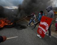 Indígenas encienden hoy barricadas en una carretera mientras protestan para exigir la derogación del alza en los precios de los combustibles, en Pujilí,