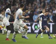 El delantero del PSG Lionel Messi avanza con el balón durante el partido contra el Marsella por la liga francesa.