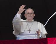 El papa Francisco dirigiendo la oración del Ángelus desde la ventana de su oficina con vista a la Plaza de San Pedro en la Ciudad del Vaticano.