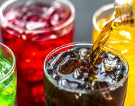 Gaseosas servidas en distintos vasos.