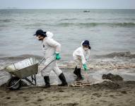 Un par de trabajadores fue registrado este viernes al limpiar el crudo vertido en las playas de Ancón (Perú).