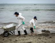 Un par de trabajadores fue registrado este viernes al limpiar el crudo vertido en las playas de Ancón (Perú).