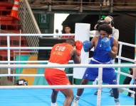 Julio Castillo (d), boxeador ecuatoriano, perdió ante el cubano Julio La Cruz Peraza (i)