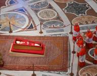 El féretro del papa Francisco en la basílica de San Pedro.