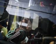 Migrantes en un bus en Panamá, en una fotografía de archivo.