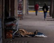 Un hombre sin techo es visto en la calle, en Santiago de Chile, en una fotografía de archivo. EFE/Alberto Valdés
