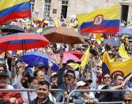 Manifestantes con banderas y pancartas en contra del Gobierno, llegan hoy a la Plaza de Bolívar en Bogotá, Colombia.