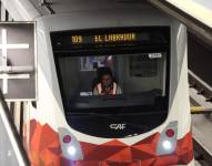 Un tren el Metro de Quito sale de El Labrador.