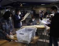 Funcionarios cierran las urnas e inician el conteo de votos en el cierre de las elecciones locales y constituyentes, en Santiago de Chile. EFE