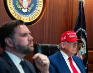 El vicepresidente JD Vance y el presidente Donald Trump reunidos con su equipo de seguridad.