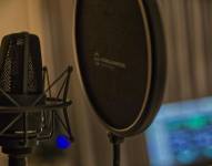 Imagen referencial para graficar un estudio de locución.