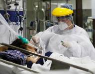 Personal médico trabaja en una unidad de cuidados intensivos en un hospital. Archivo/ Carlos Ortega / EFE