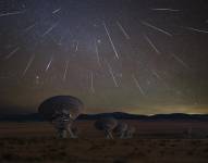 Fotografía captada durante una lluvia de estrellas líridas.