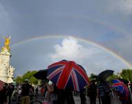 Miles de personas llegan al Palacio de Buckingham, en Londres, tras la confirmación de la muerte de la reina Isabel II. Para este viernes está previsto recibir el cuerpo en ese lugar.