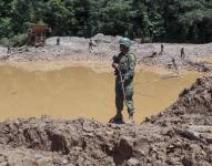 Policías y militares realizan un operativo contra la minería ilegal, en el Rio Punino.