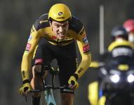 ARCHIVO - El ciclista holandés Tom Dumoulin acelera durante la 20ma etapa del Tour de Francia, una prueba contrarreloj individual de 36,2 kilómetros (22,5 millas), de Lure a La Planche des Belles Filles, Francia, el 19 de septiembre de 2020. (Marco Bertorello/Pool Photo vía AP, archivo)