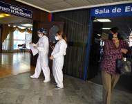 Quito, 03 de enero de 2022. Aplicación de la tercera dosis de la vacuna contra la Covid-19 en las instalaciones del Centro Deportivo Metropolitano de Quito. APIFOTO/Juan Ruiz Condor