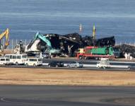 Los trabajos para remover los restos de los aviones que colapsaron continúan.