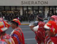 Policías custodian el ingreso del hotel Sheraton, el 26 de enero de 2023, en Lima (Perú). EFE/Paolo Aguilar