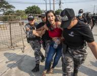 Familiares esperan información de los presos, en las afueras de la penitenciaría Litoral de Guayaquil .