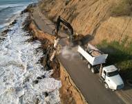 El mar ha destruido unos 100 metros de carretera.