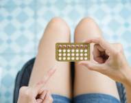 Persona con un blíster de pastillas anticonceptivas