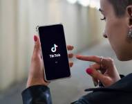 Adolescente viendo TikTok.