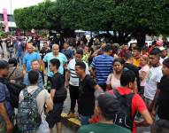 Migrantes permanecen este jueves, en las principales plazas en la Ciudad de Tapachula, estado de Chiapas (México). EFE/Juan Manuel Blanco