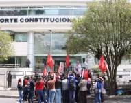 Un plantón de una organización social en contra de las leyes urgentes del Gobierno en los exteriores de la Corte Constitucional.
