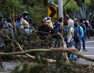 Indígenas de las comunidades de Cusubamba bloquean una carretera al norte de la ciudad durante una jornada de protestas contra el Gobierno, hoy, en Quito (Ecuador).