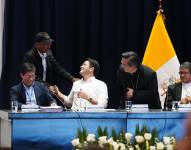 El Ministro de Gobierno Francisco Jiménez da la mano a Gary Espinoza, presidente de la Fenocin, en uno de los encuentros por las mesas de diálogo.
