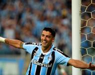 El delantero uruguayo Luis Suárez festeja uno de lo tres goles que marcó con Gremio en la Recopa Gaúcha.