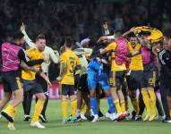 Los jugadores del Benfica festejan el liderato del grupo después de vencer por 6-1 al Maccabi Haifa.