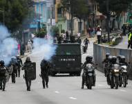 Policías dispersan una marcha en Quito el domingo 12 de octubre.